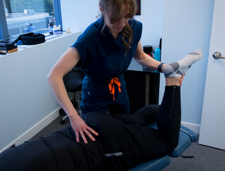 Dr. Kelsey treating Infrapatellar tendinopathy